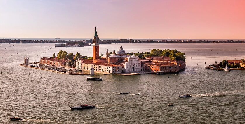 Venice Carnival: integrated travel and water taxi services by Ricasoli Travel